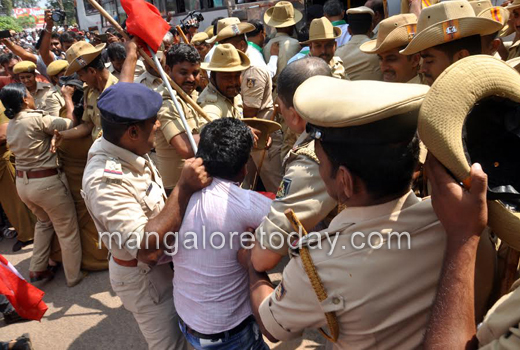 Raitha Sangha stages protest 1